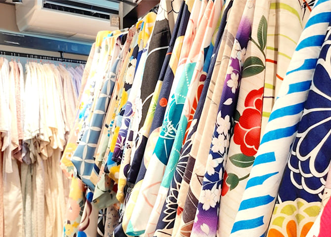 在店内挑选和服 (浴衣)
